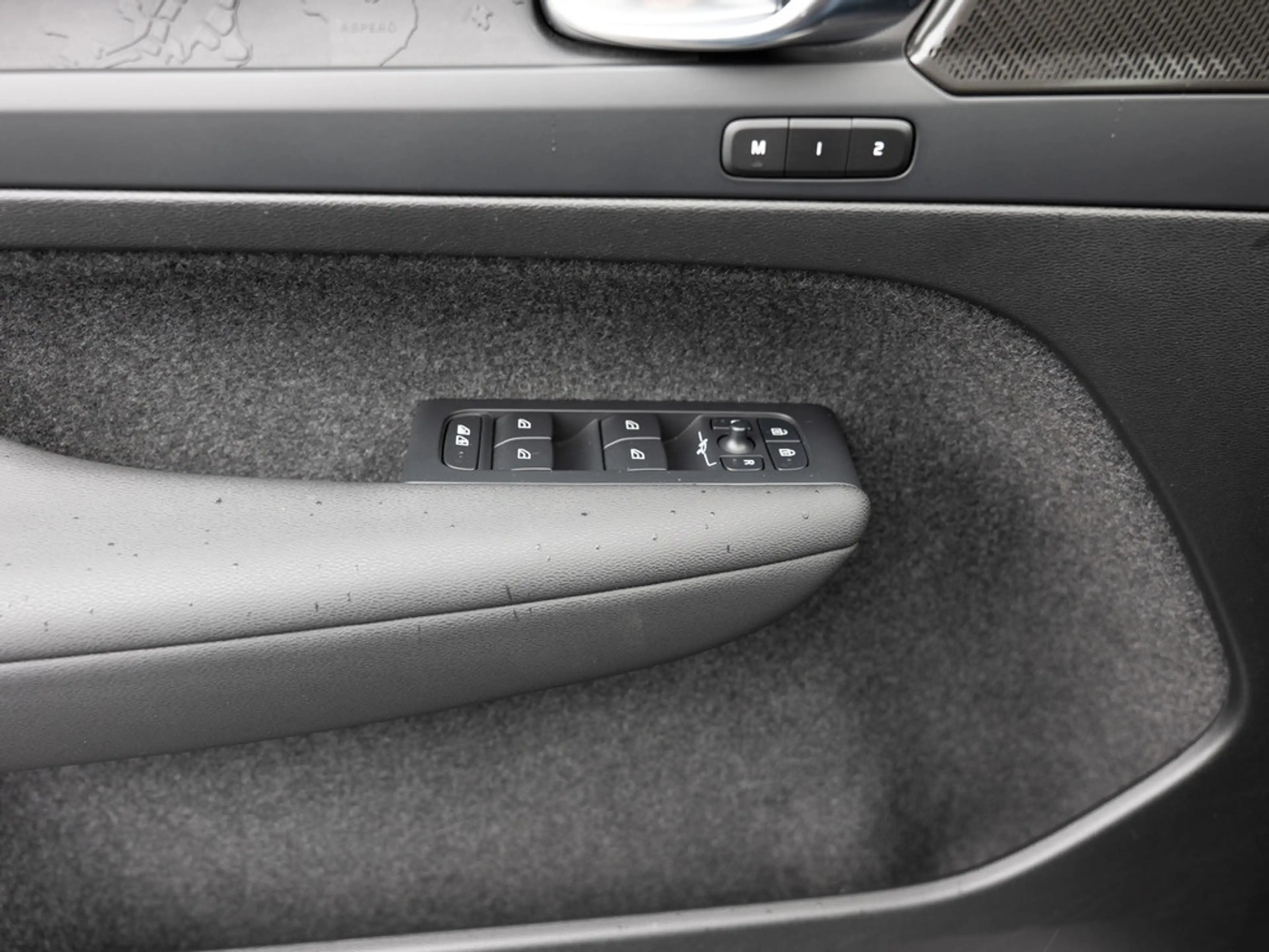 Volvo C40 Ultimate Recharge Pure Electric 2WD PANO — photo 43