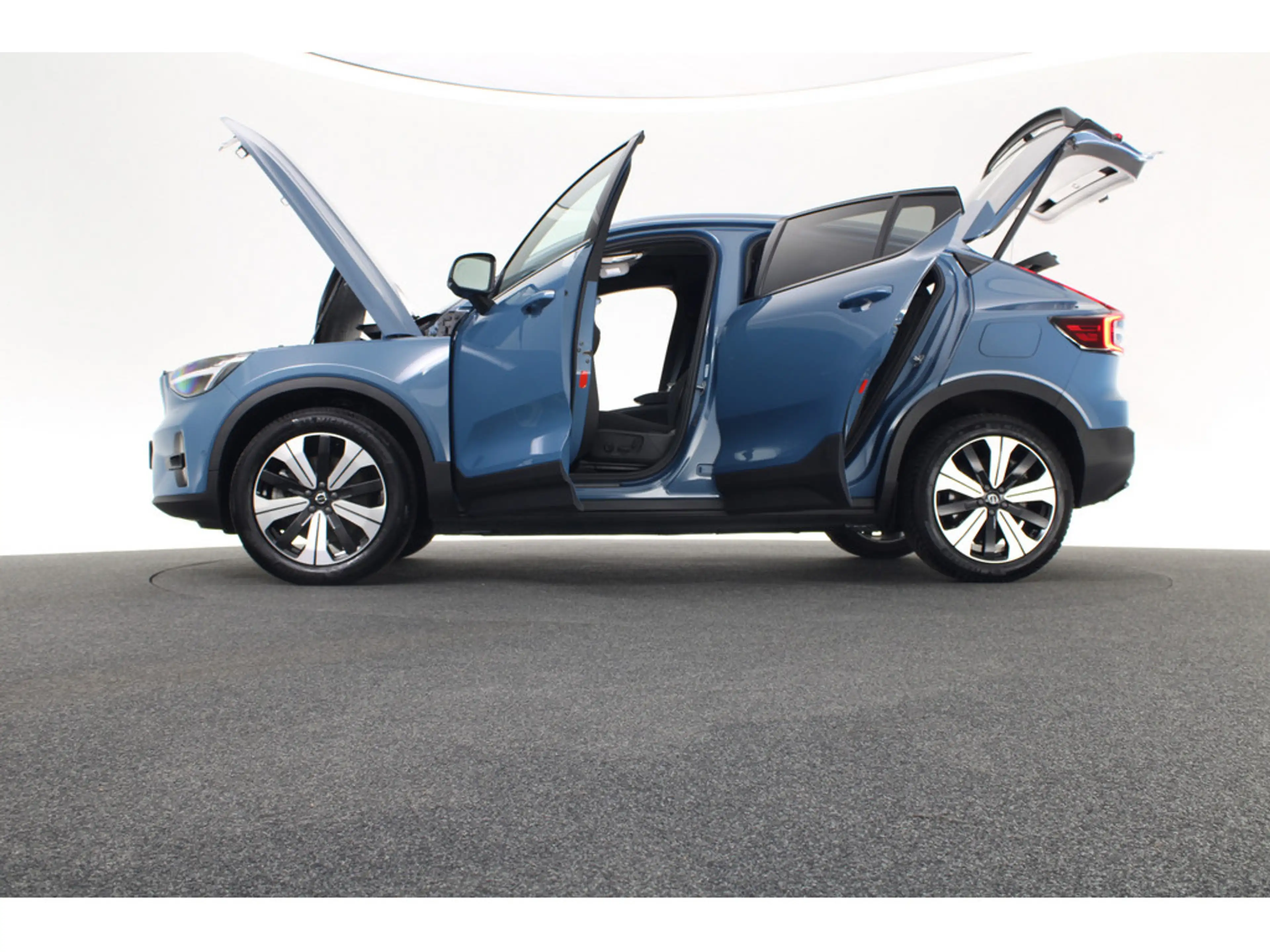 Volvo C40 Ultimate Recharge Pure Electric 2WD PANO — photo 18