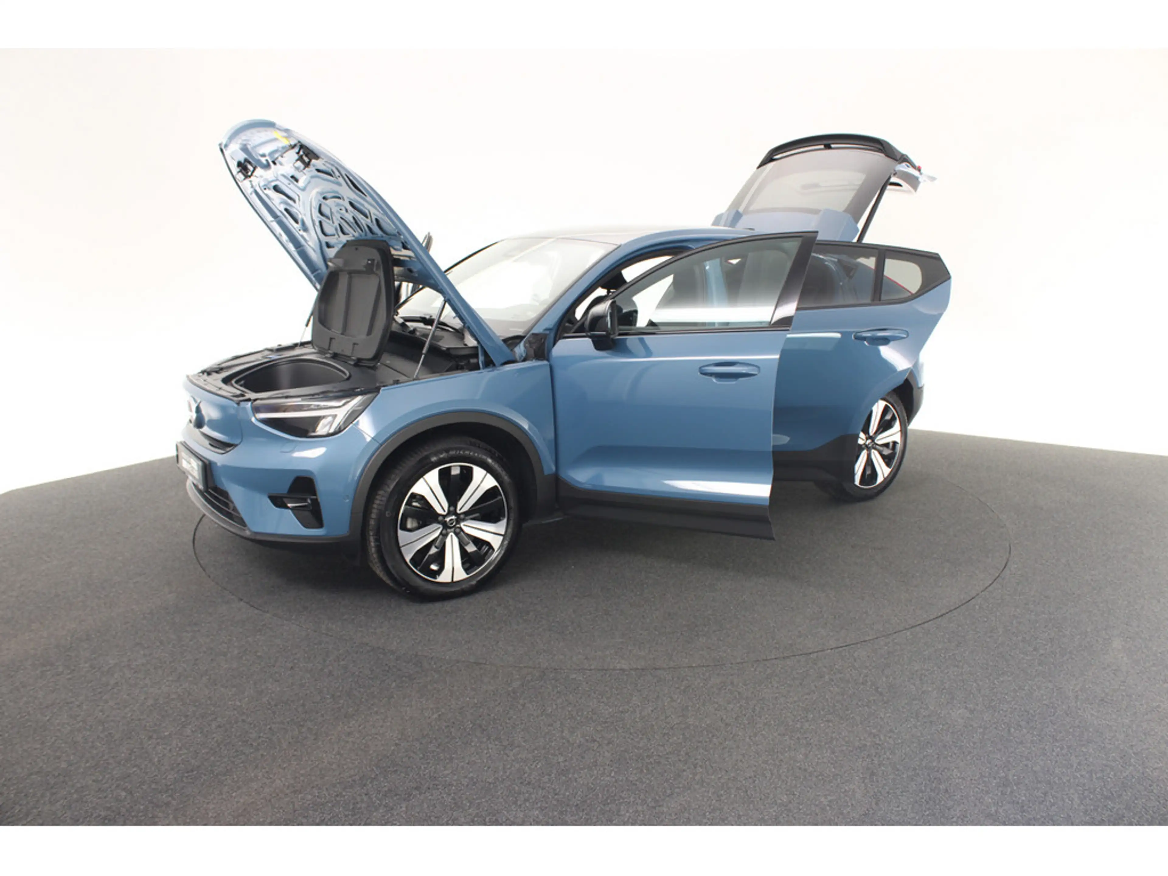 Volvo C40 Ultimate Recharge Pure Electric 2WD PANO — photo 25