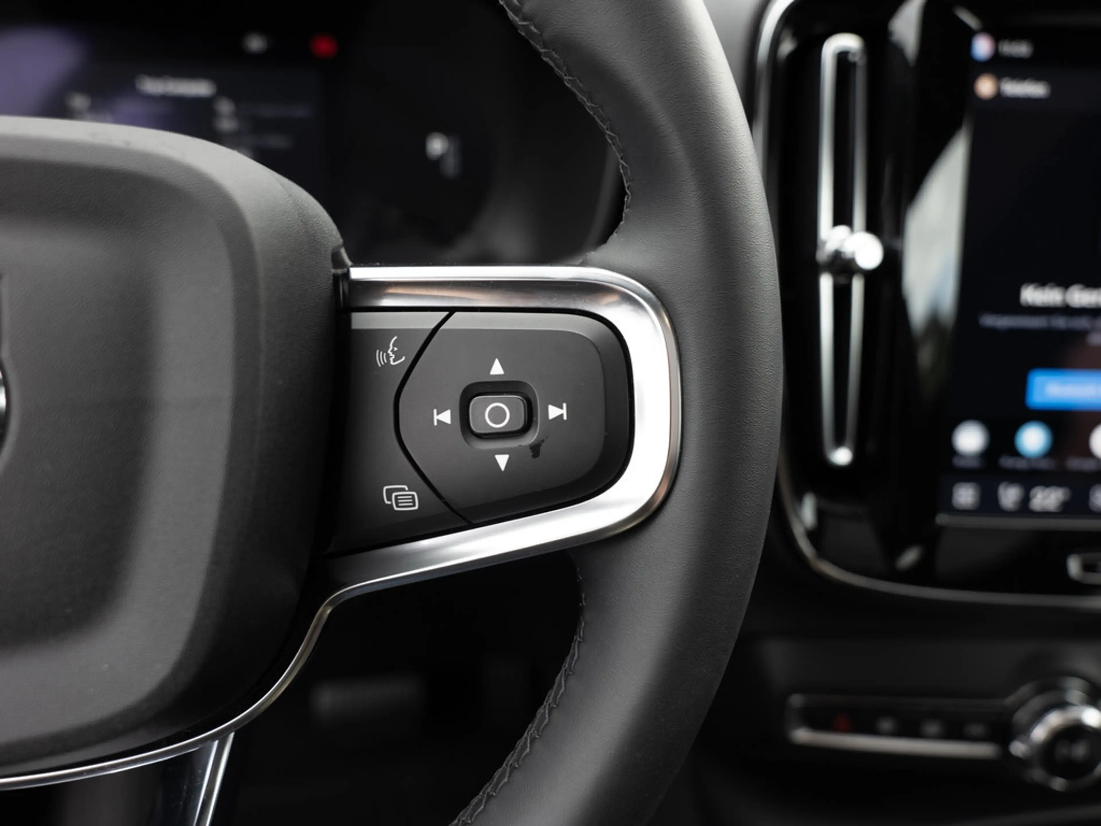 Volvo C40 Ultimate Recharge Pure Electric 2WD PANO — photo 41