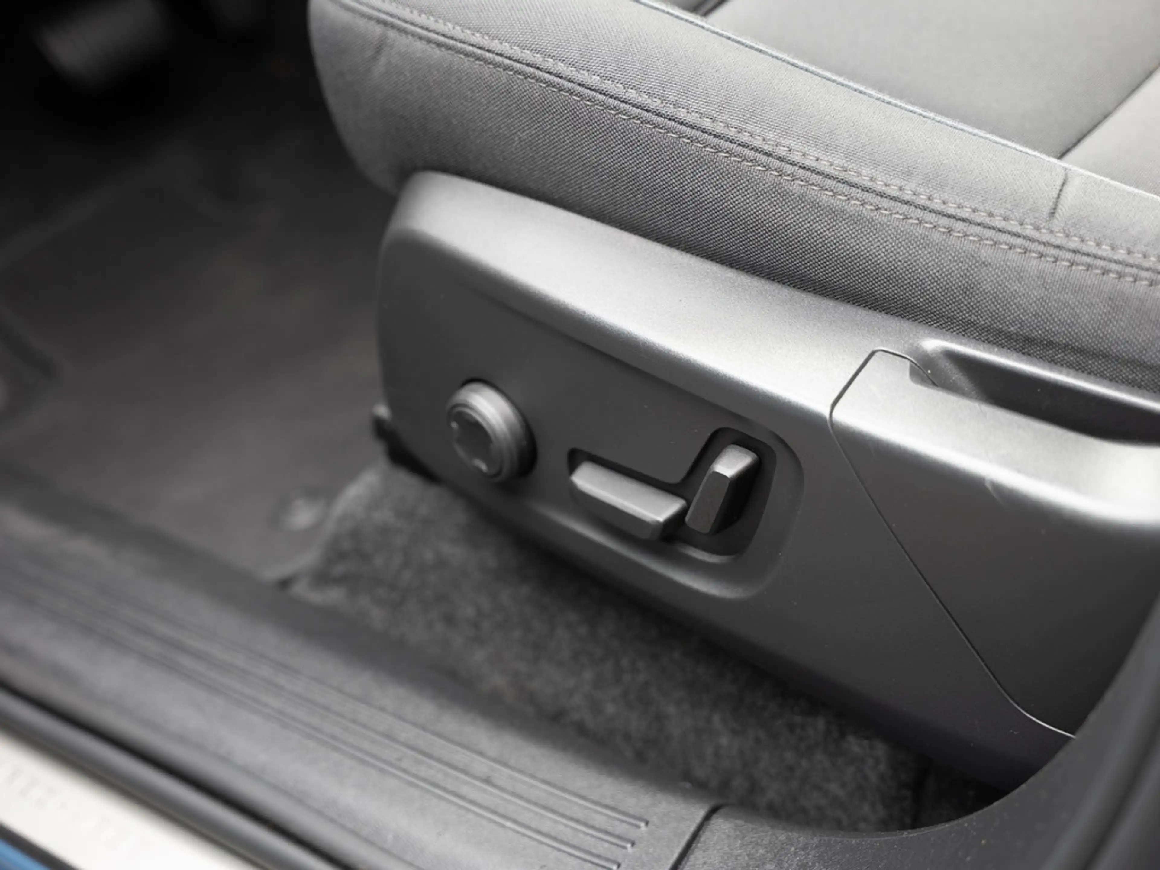 Volvo C40 Ultimate Recharge Pure Electric 2WD PANO — photo 44