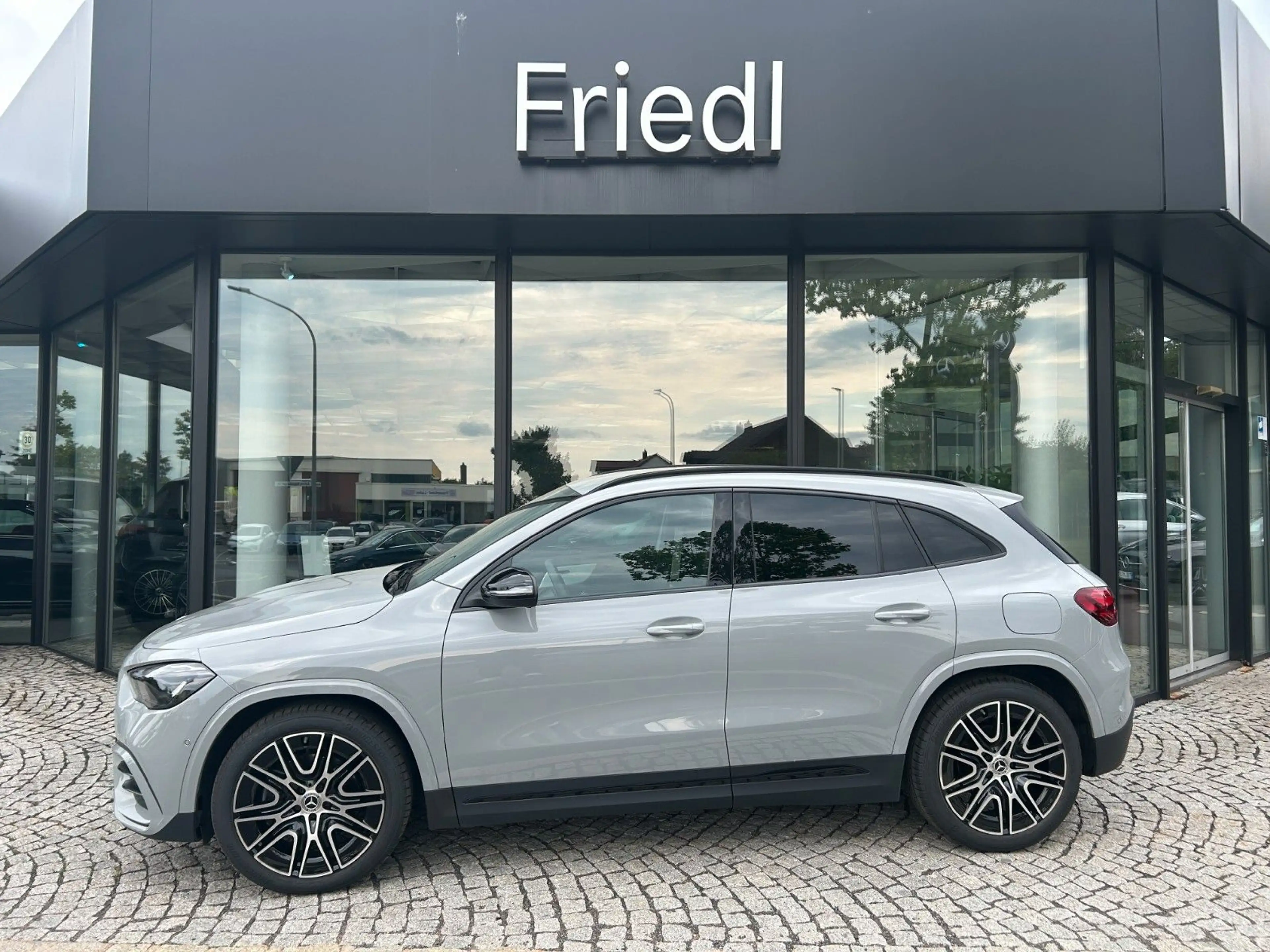Mercedes-Benz GLA 200 EDITION, AMG, NIGHT, AHK, LED, 20"