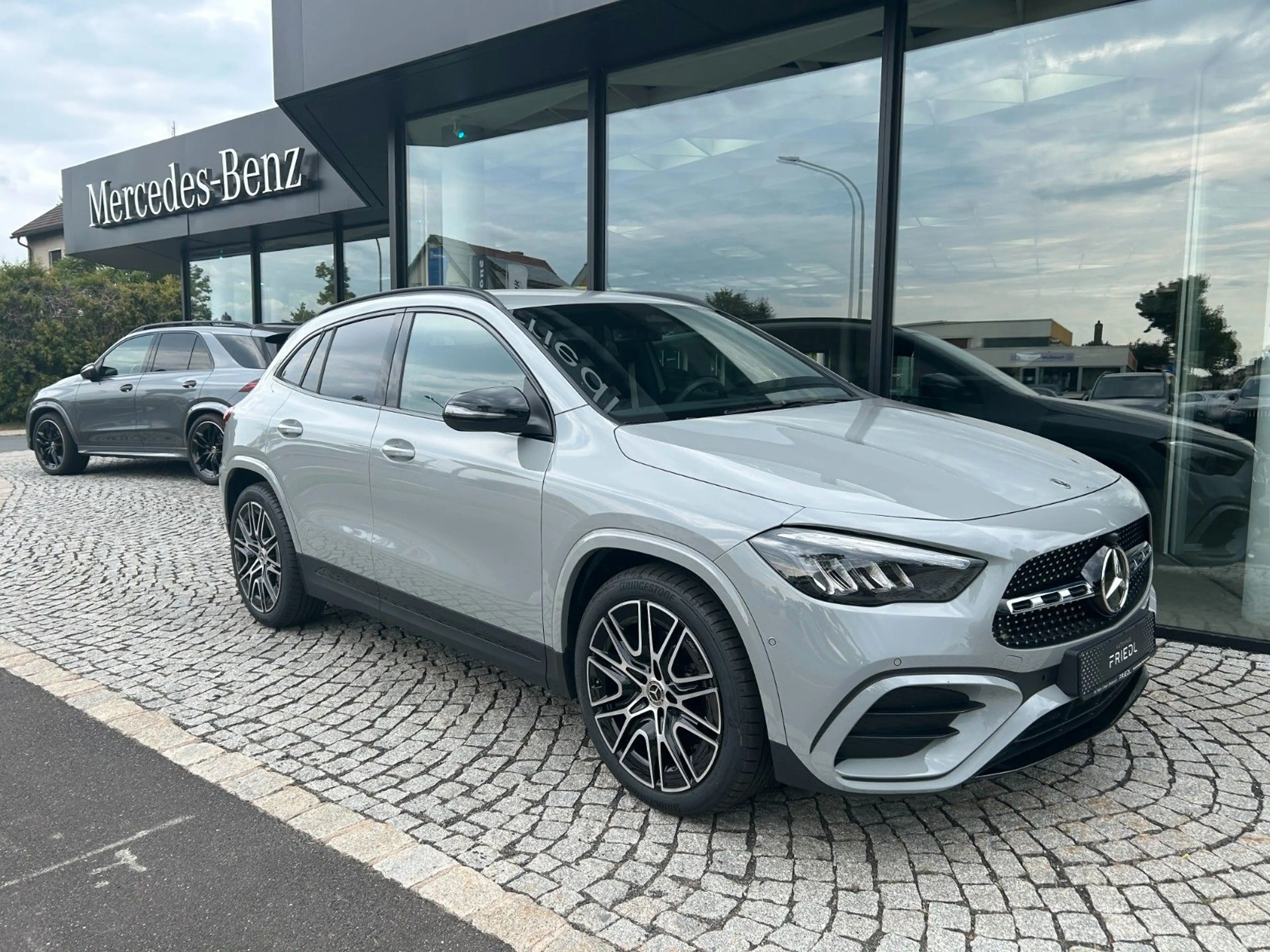 Mercedes-Benz GLA 200 EDITION, AMG, NIGHT, AHK, LED, 20" — photo 4
