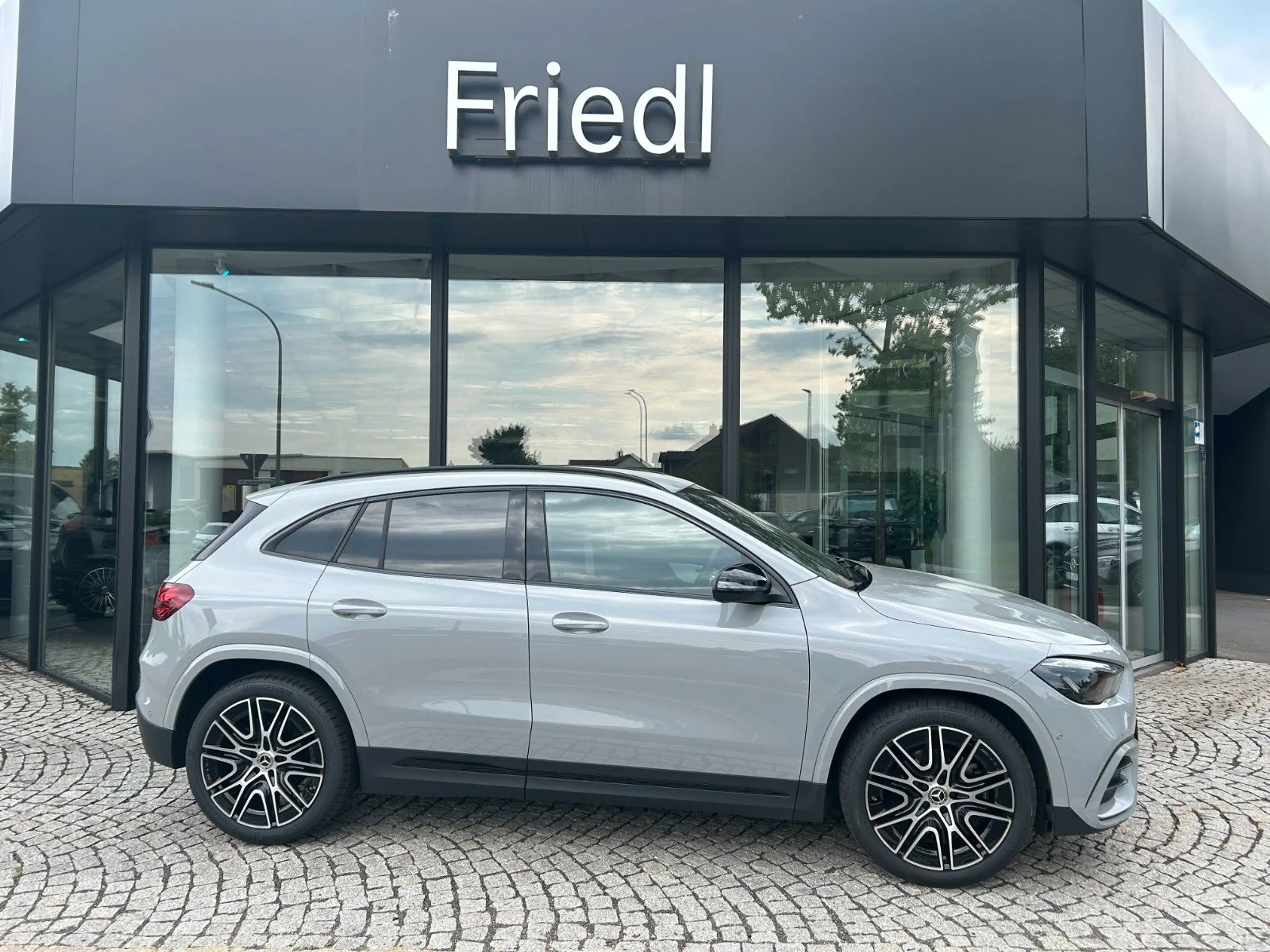Mercedes-Benz GLA 200 EDITION, AMG, NIGHT, AHK, LED, 20" — photo 2
