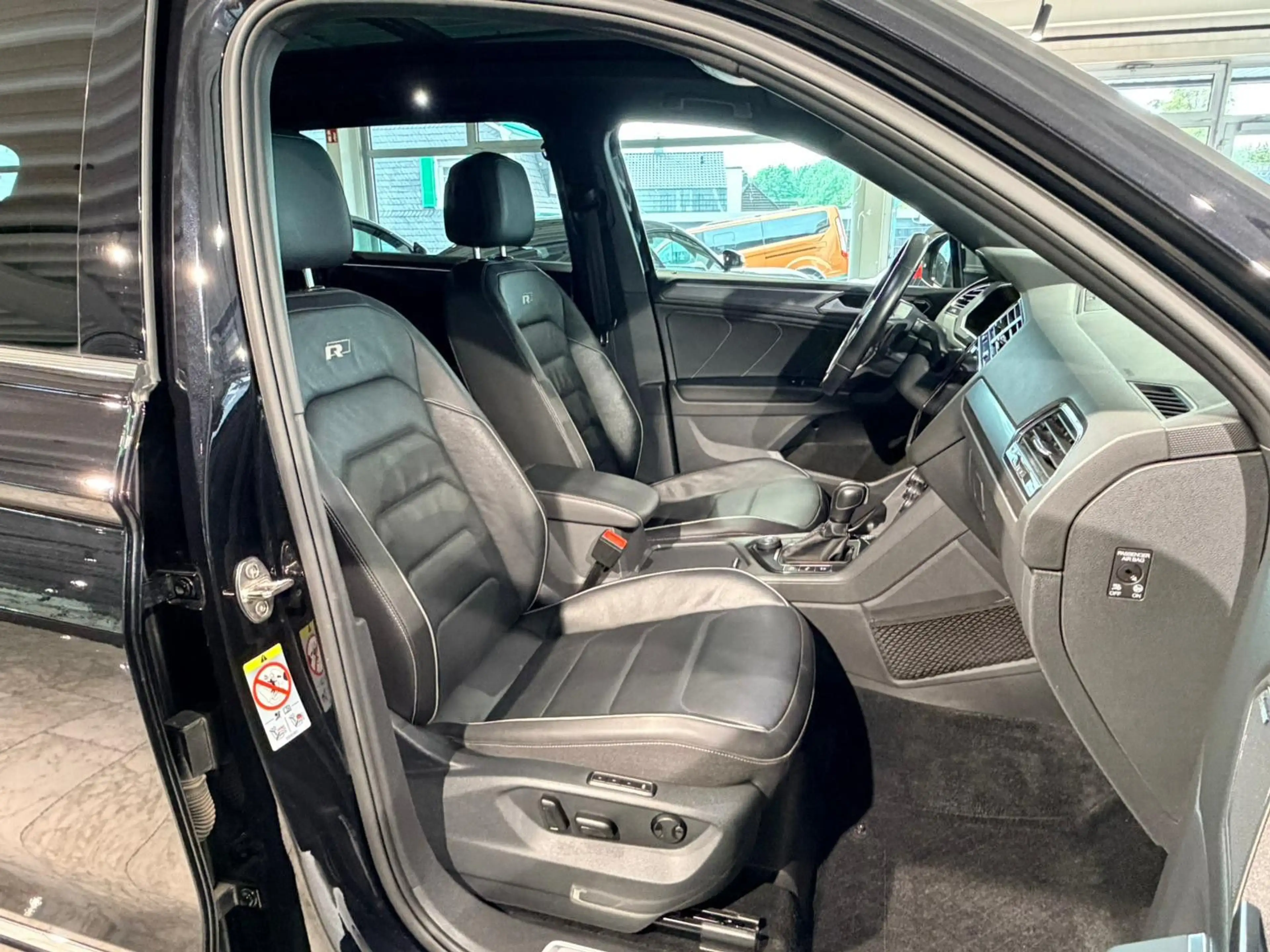 Volkswagen Tiguan Allspace 4Motion R-LINE-BLACK*PANO*20"* — photo 15