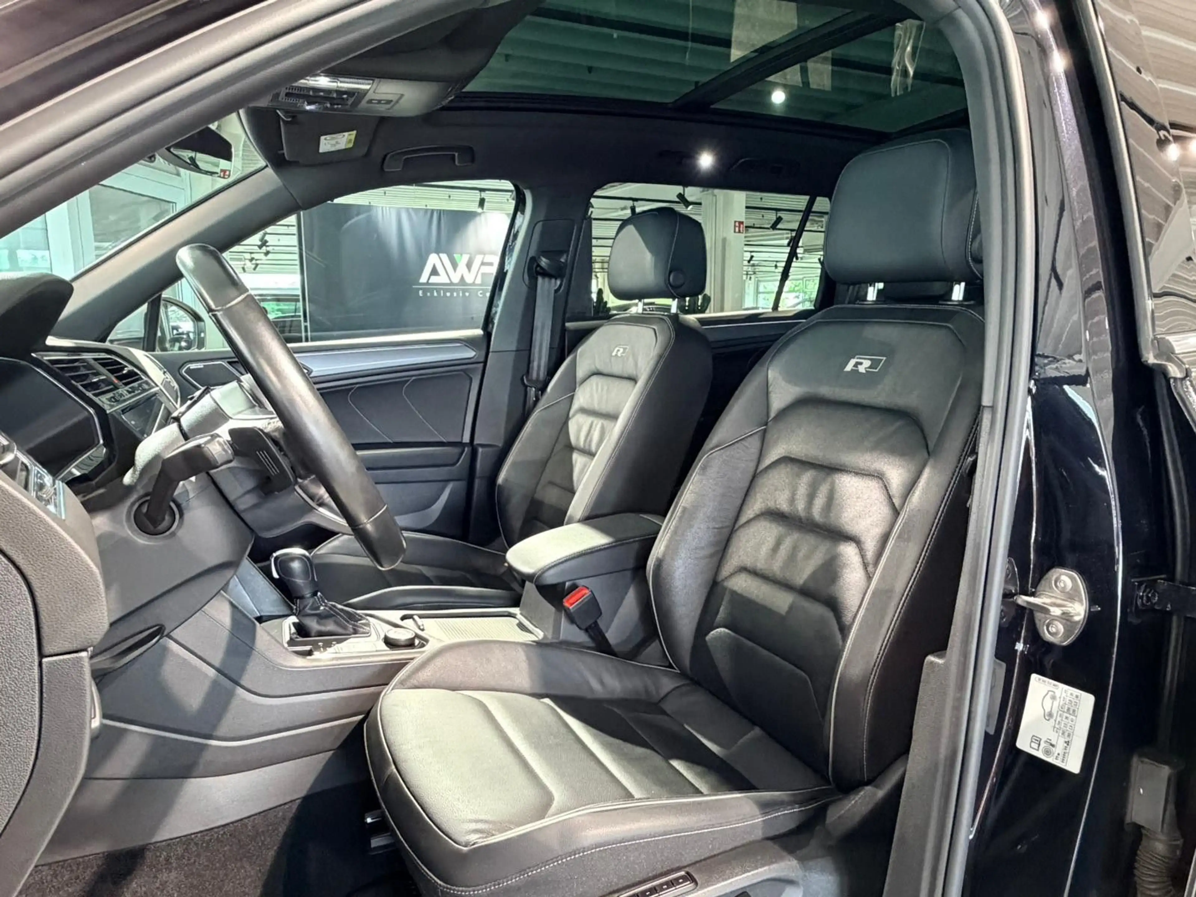 Volkswagen Tiguan Allspace 4Motion R-LINE-BLACK*PANO*20"* — photo 13
