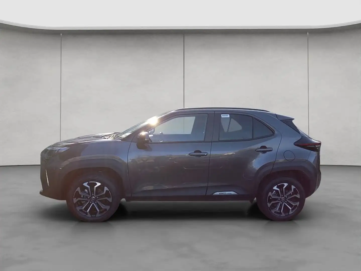 Toyota Yaris Cross Hybrid 130 1.5 VVT-i Teamplayer 68 kW, Grau - 2