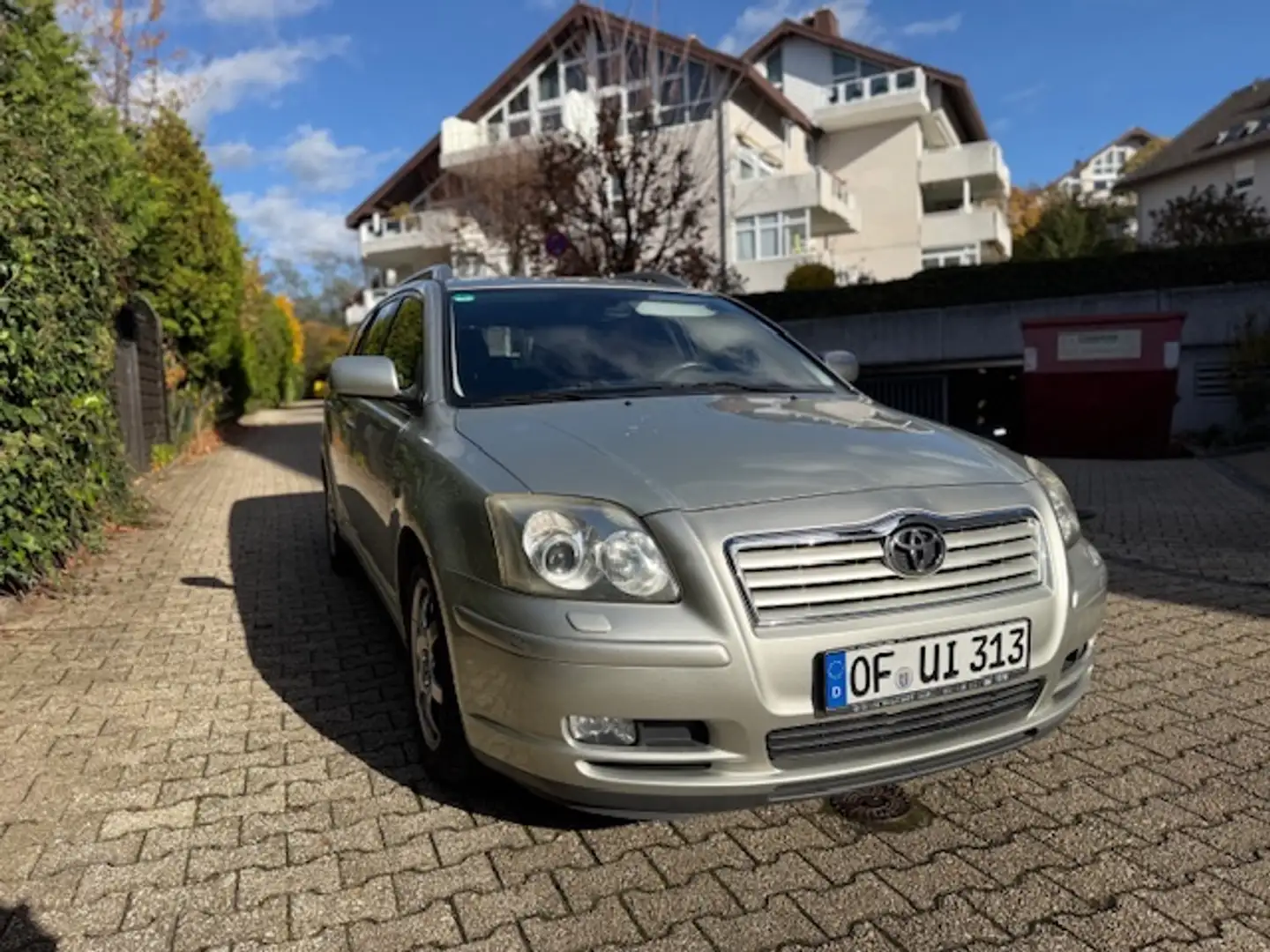 Toyota Avensis Avensis 2.2 D-CAT Combi Executive Silber - 1
