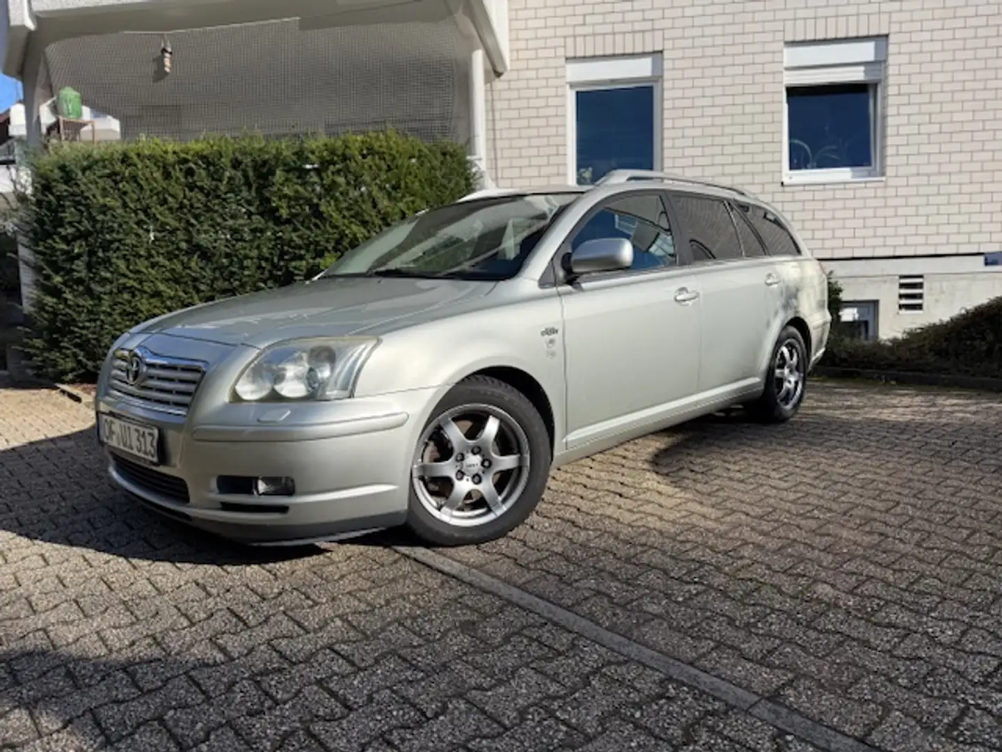 Toyota Avensis Avensis 2.2 D-CAT Combi Executive Silber - 2