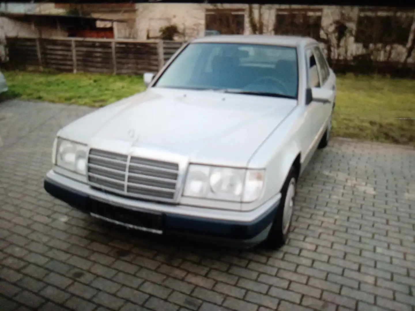 Mercedes-Benz E 230 Silber - 1