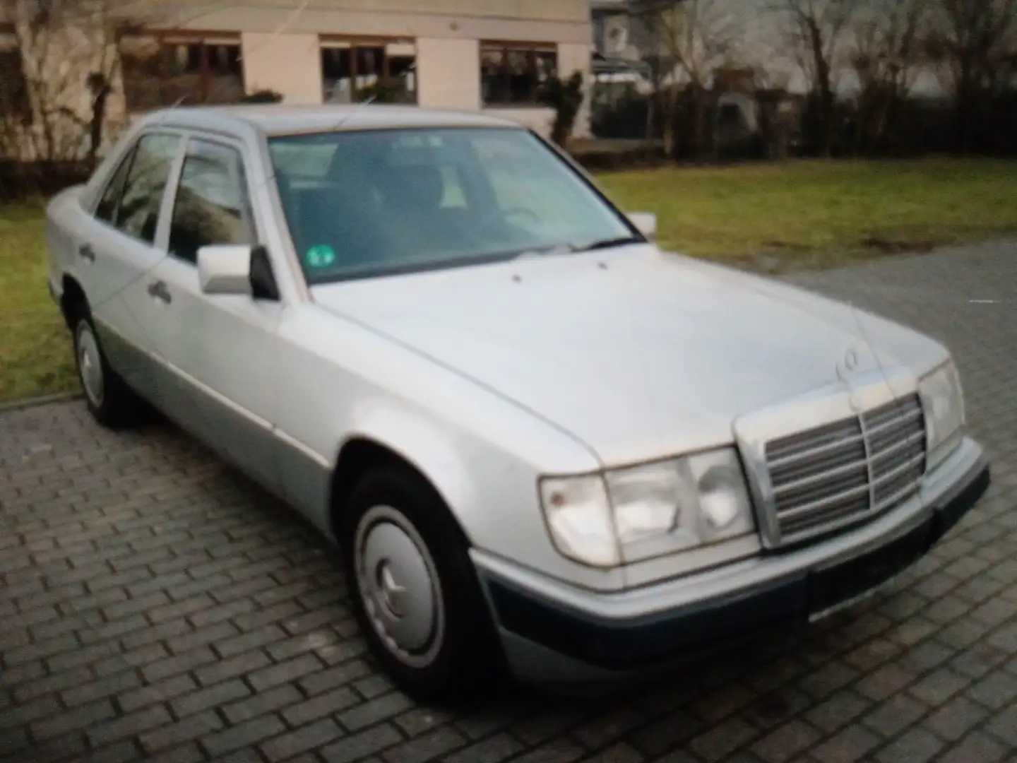 Mercedes-Benz E 230 Silber - 2