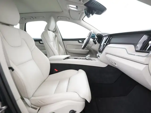 Volvo XC60 view 3