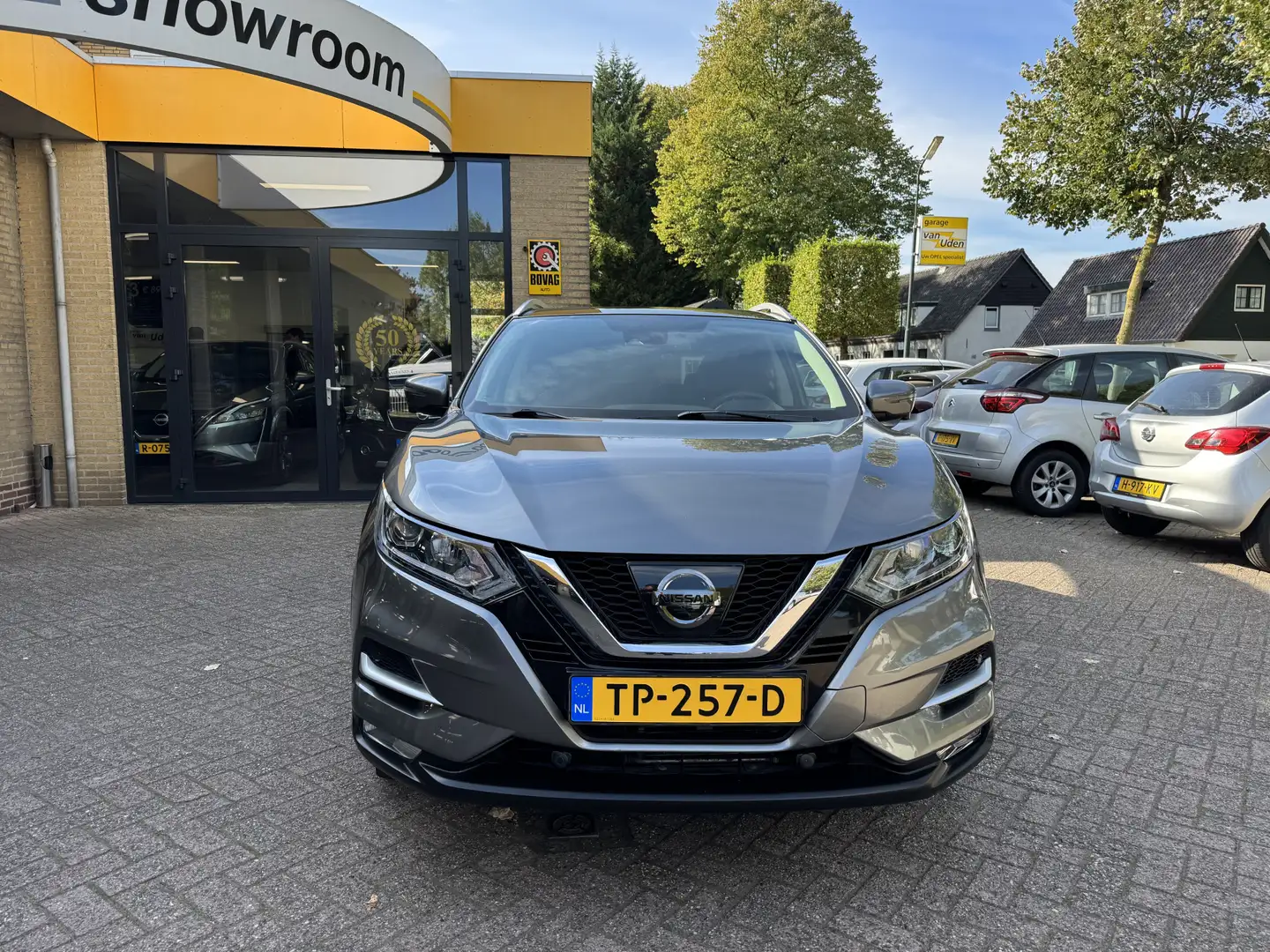 Nissan Qashqai 1.2 N-Connecta Automaat Panodak Navi Climate Contr Grau - 2