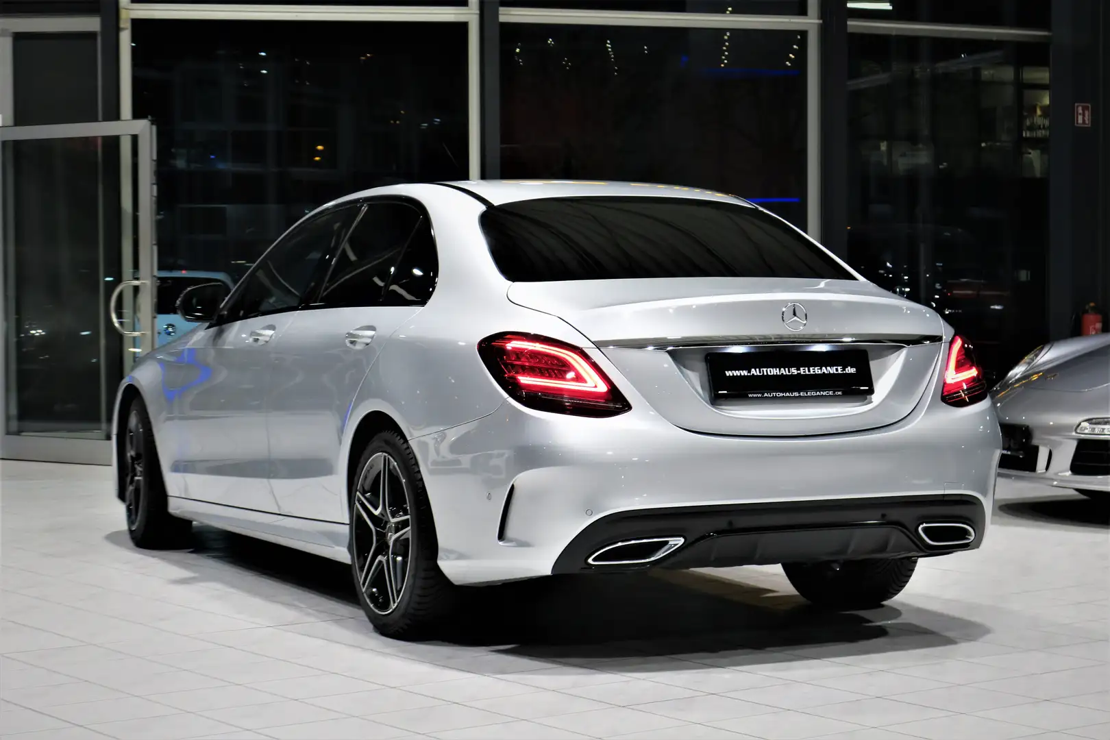 Mercedes-Benz C 200 Limousine in Silber gebraucht in Köln für € 27.980,-