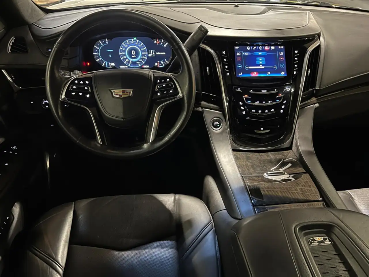 Cadillac Escalade снимка Cadillac Escalade
