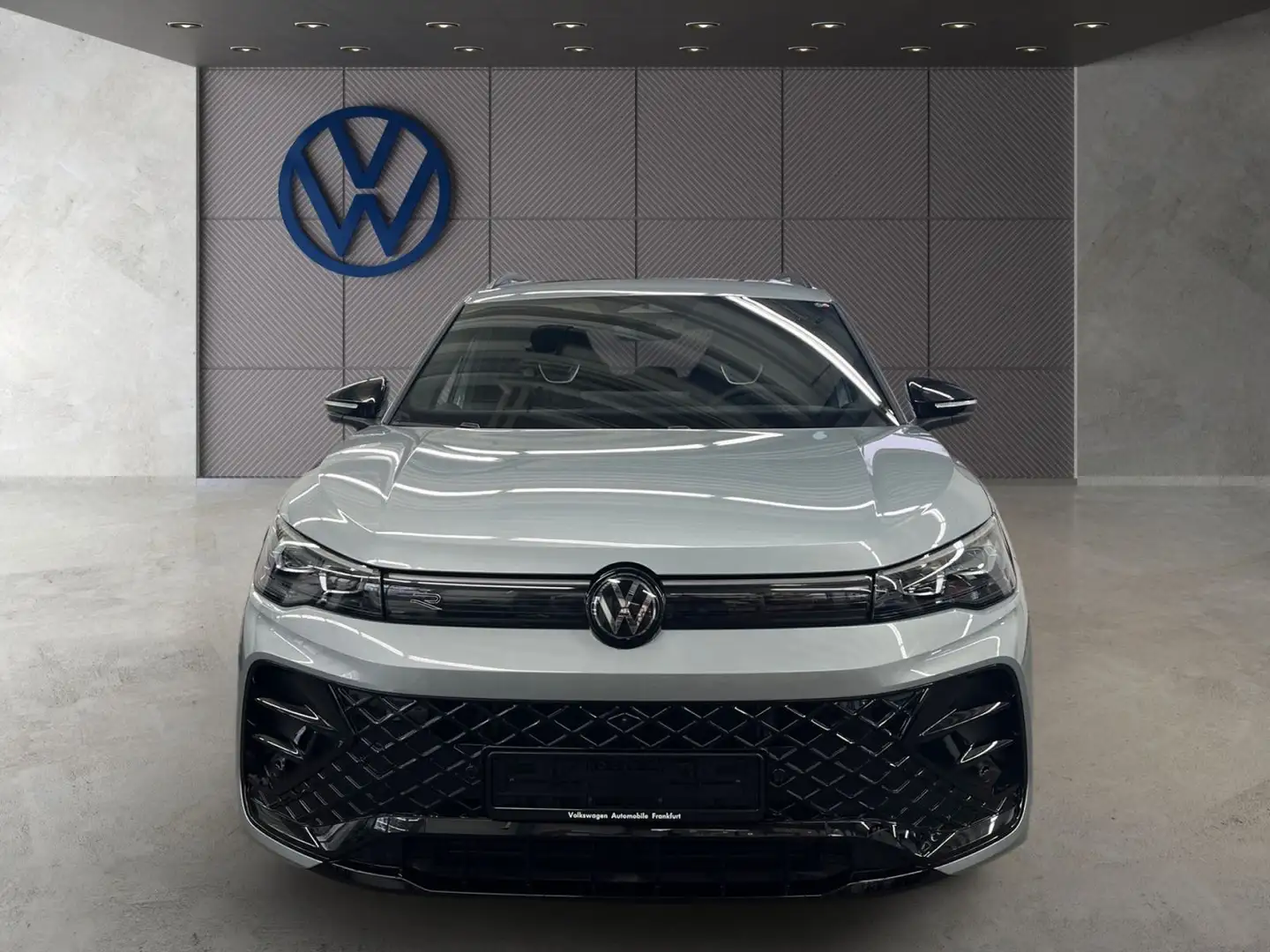 Volkswagen Tiguan R-Line 1,5 l eTSI DSG Navi "IQ.LIGHT" - H Серебристый - 2