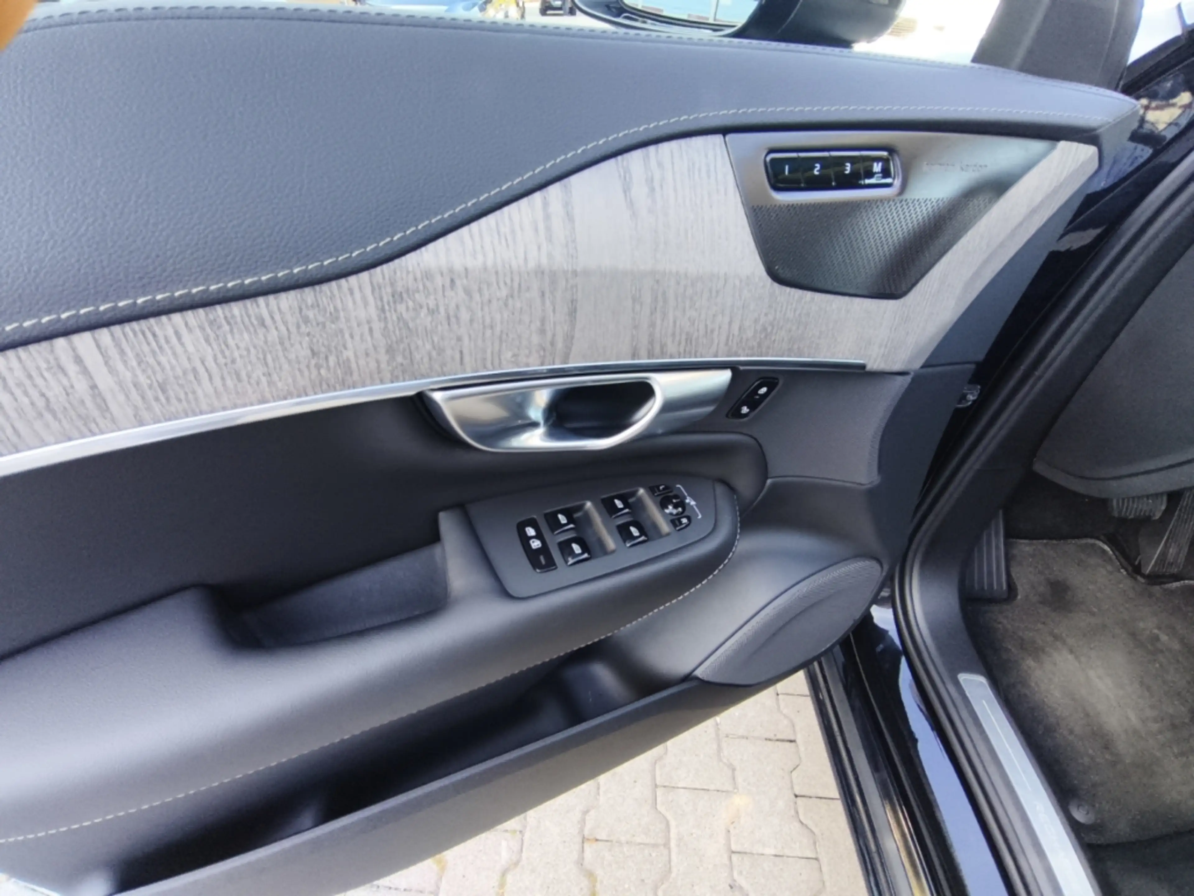 Volvo XC90 Ultimate Dark Recharge T8 AWD Luftf. HUD Pano ACC — photo 11