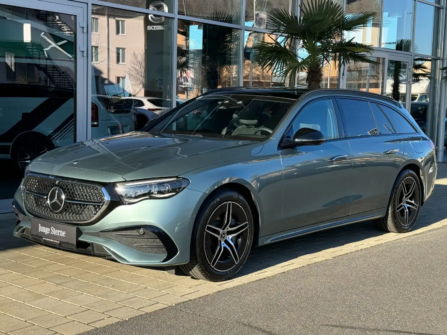 Mercedes-Benz E 300 de 4MATIC mit EQ Hybrid Technologie T-Modell Öster Silver - 2