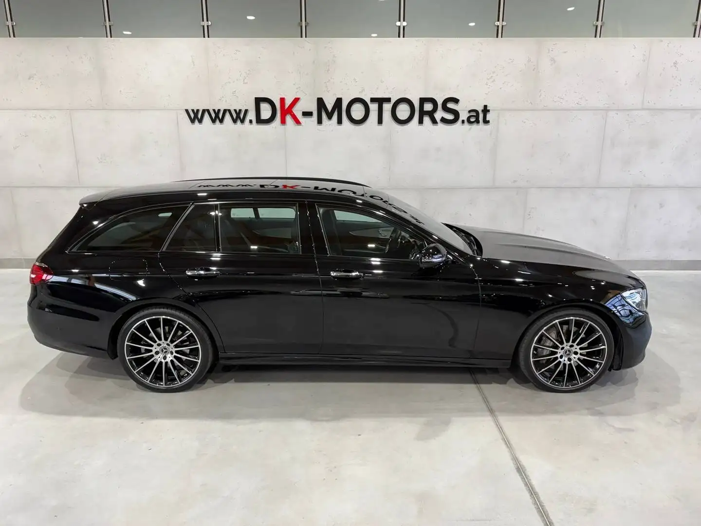 Mercedes-Benz E 400 E400d 4Matic T-Modell / AMG Line / 1. Bes / AHK / Abstandstempomat / Burmester / Pano / Multibeam LED / uvm. Schwarz - 1