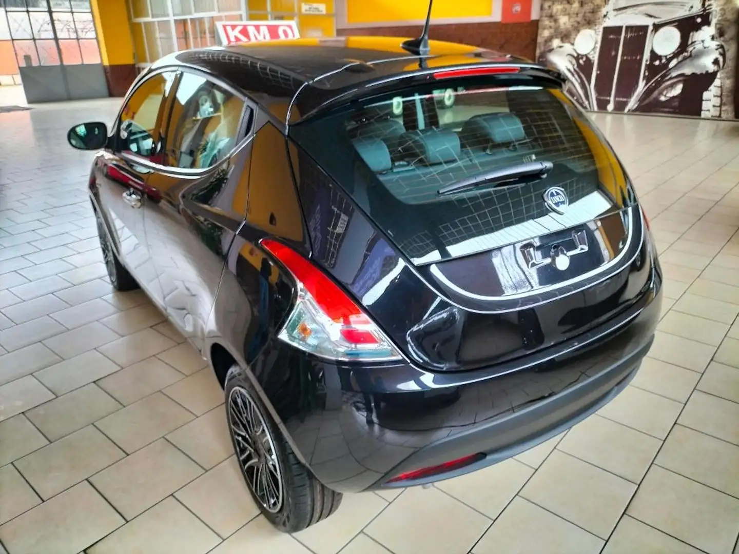 Lancia Ypsilon 1.0 70cv hybrid ORO KM 0!!! NO VINCOLI!!! Schwarz - 2