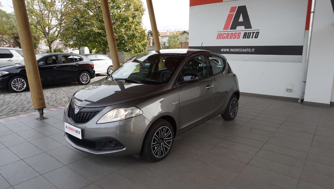 Lancia Ypsilon 1.0 firefly hybrid Silver Plus s&s 70cv