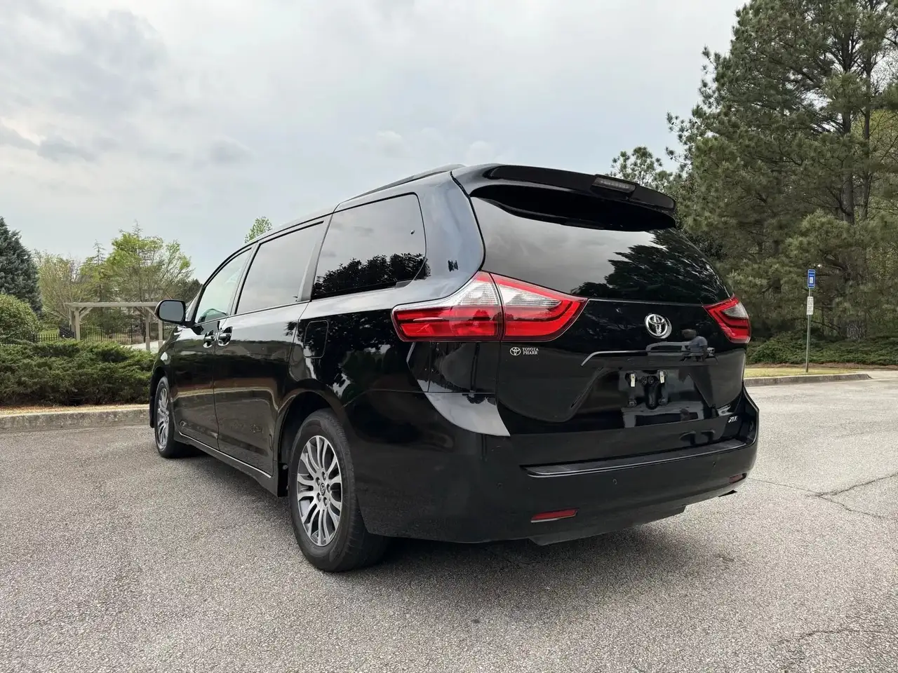 Toyota Sienna снимка Toyota Sienna