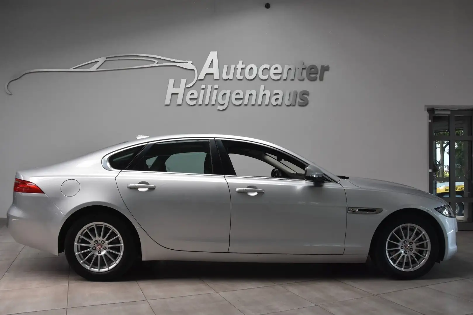 Jaguar XF Prestige LED Navi Kam Pano Leder HeadUp SHZ Silber - 2