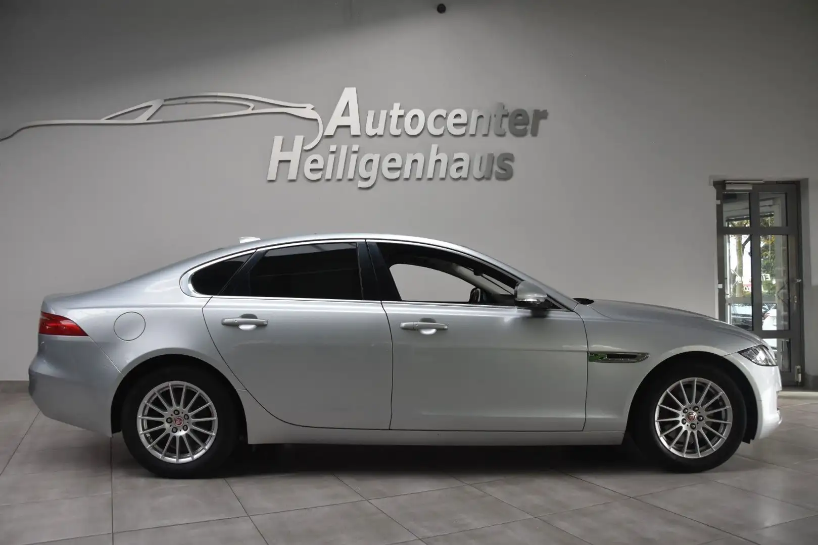 Jaguar XF Prestige LED Navi Kam Pano Leder HeadUp SHZ Argent - 2