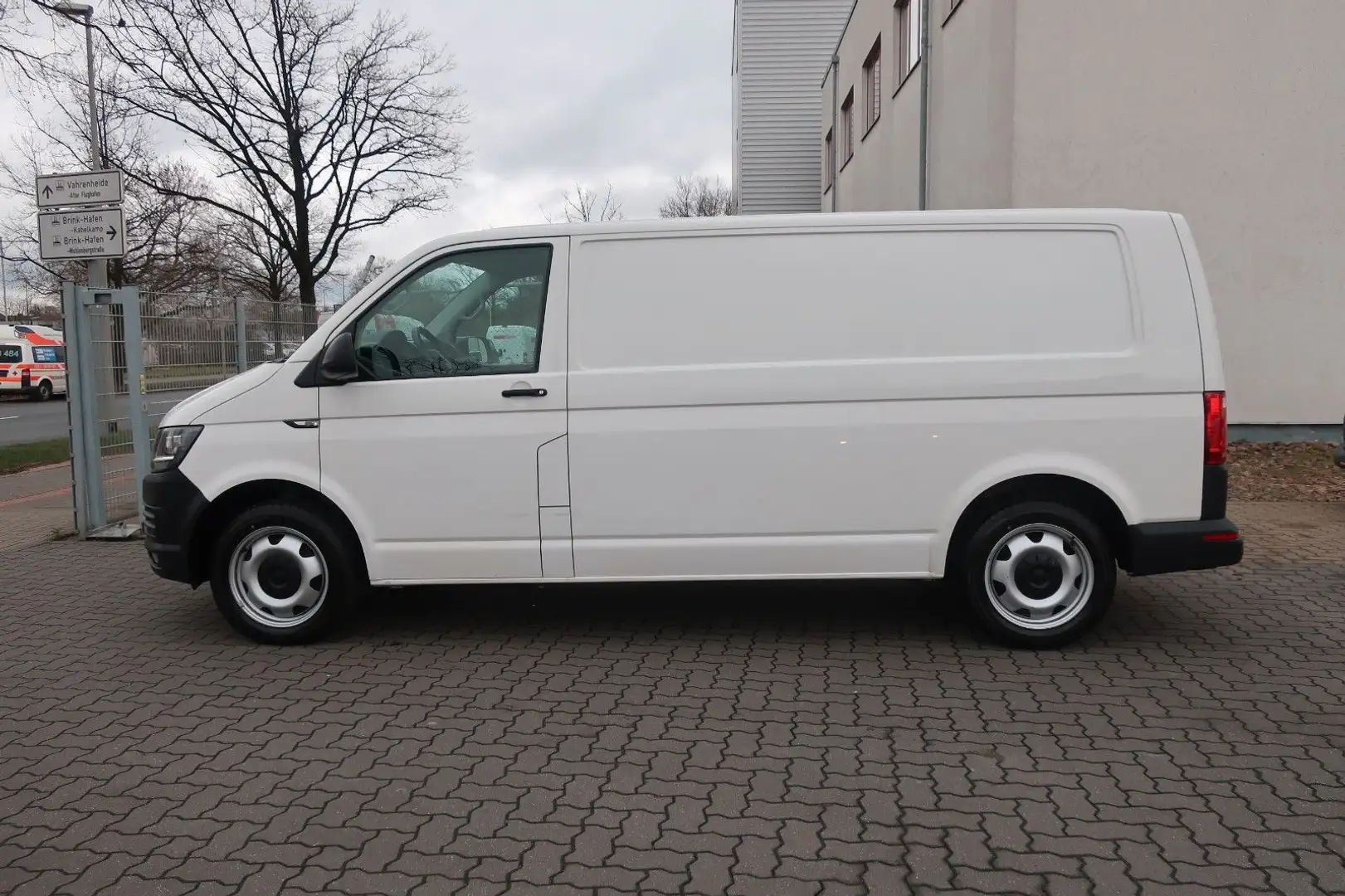 Volkswagen T6 Transporter lang / Klima / 1 Hand / PDC Weiß - 2