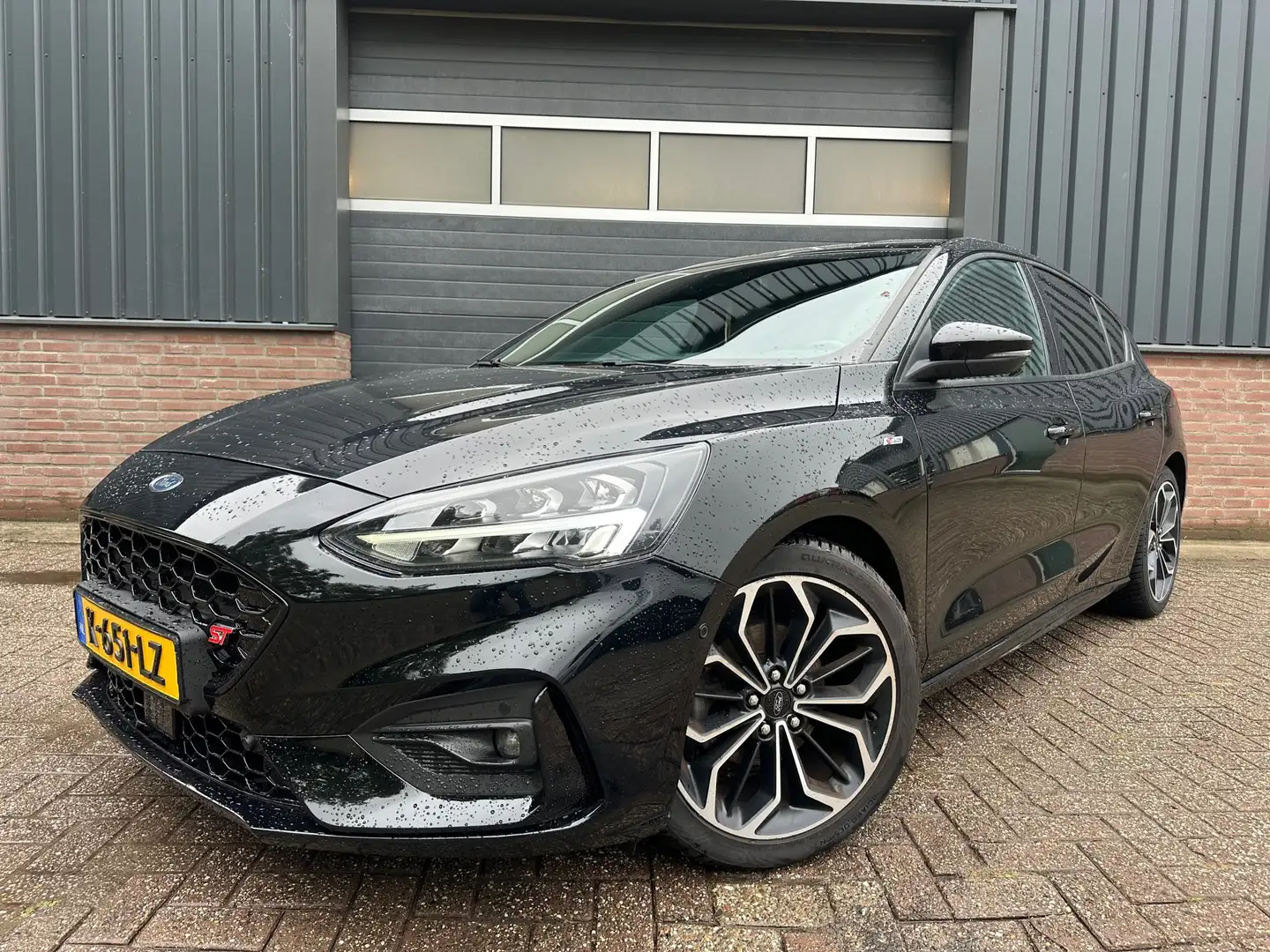 Ford Focus 1.0 EcoBoost Vignale ST-Line / Clima / Camera Zwart - 1