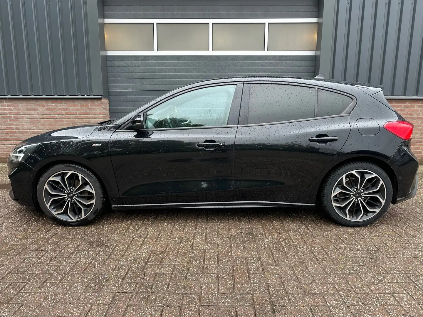 Ford Focus 1.0 EcoBoost Vignale ST-Line / Clima / Camera Zwart - 2