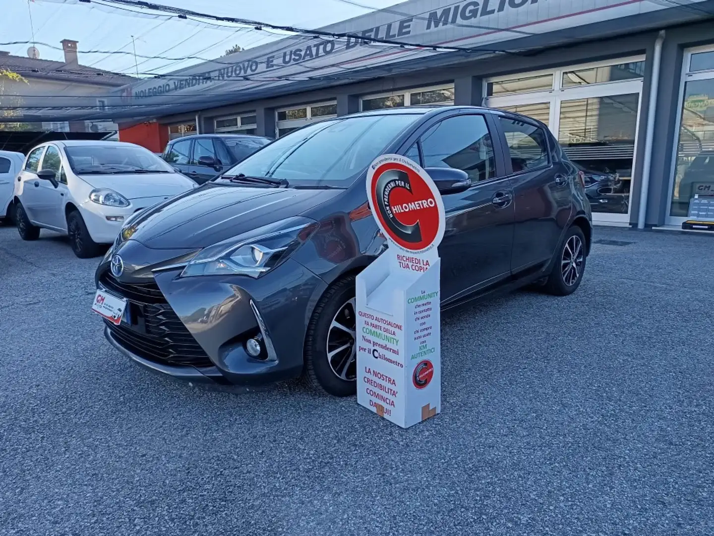 Toyota Yaris Yaris 5p 1.5h Lounge Gris - 1