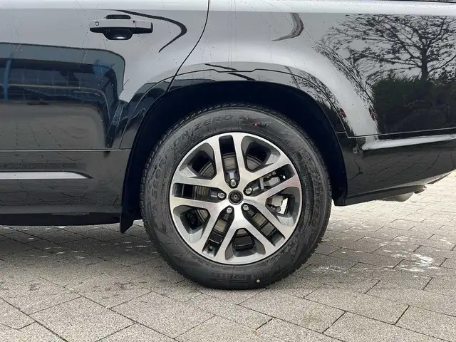 Land Rover Defender view 9