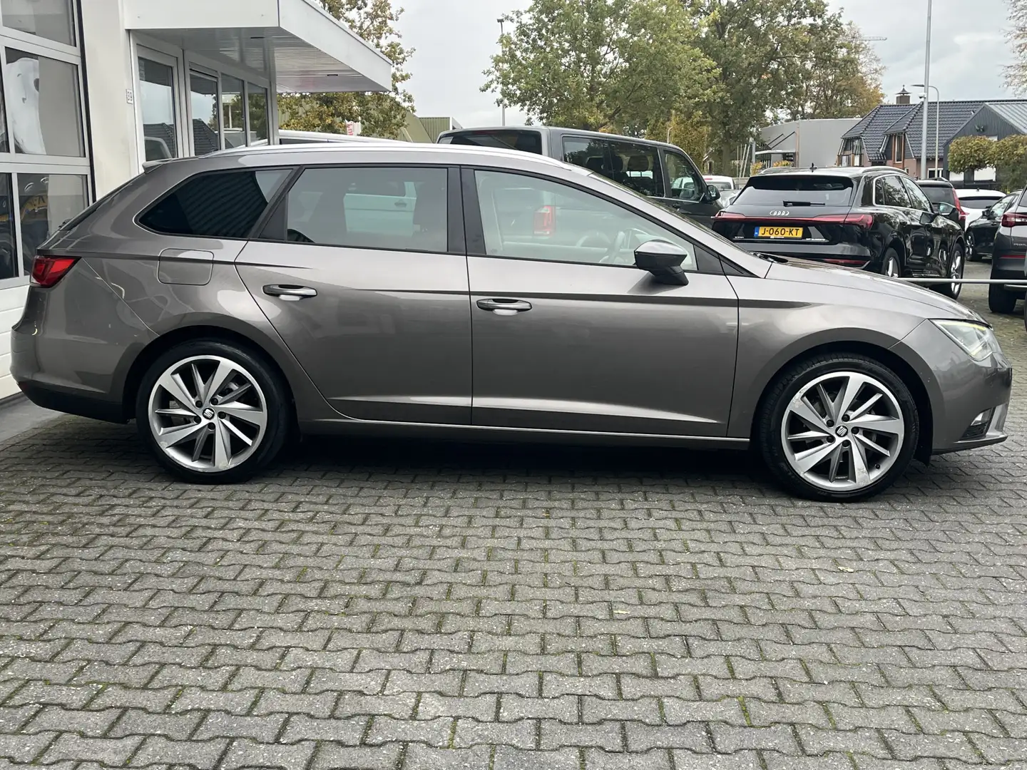 SEAT Leon ST 1.2 TSI DSG Automaat Style Business ACC Trekhaa Grijs - 2