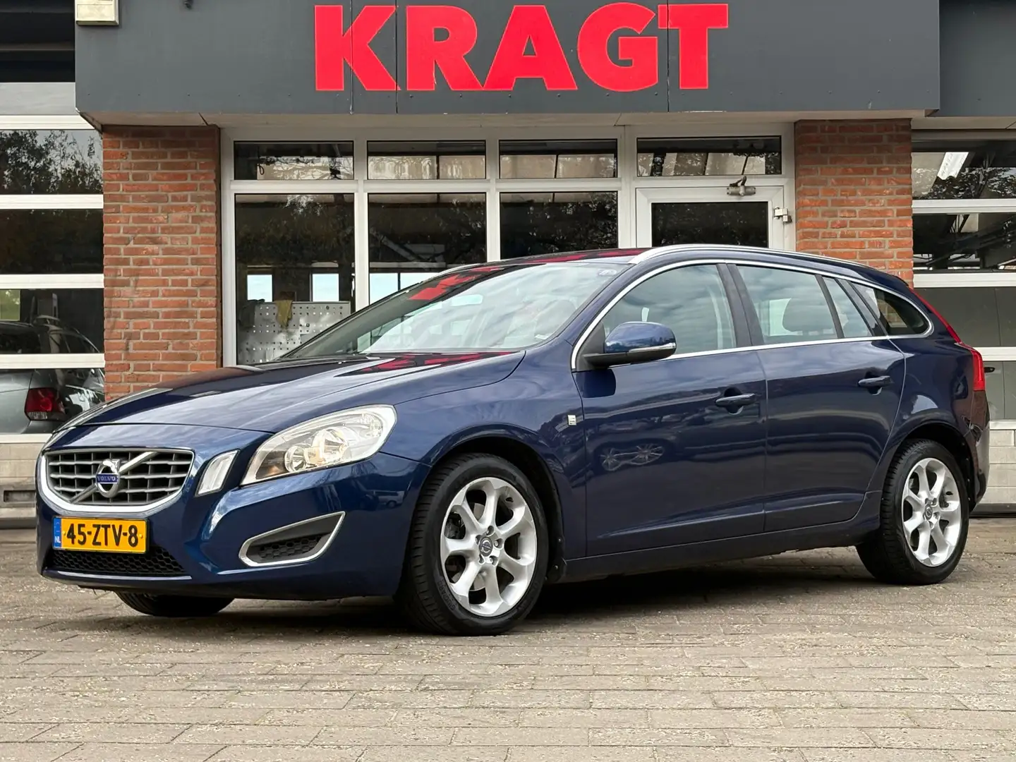 Volvo V60 Ocean Race 1.6 T3 150 pk - D-Riem vv - LEDER - tre Blauw - 1