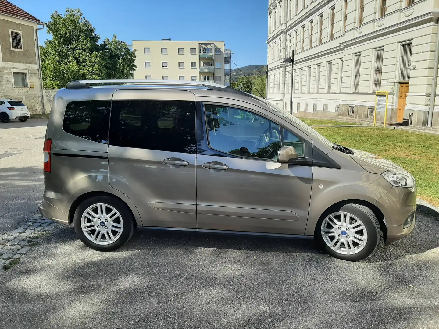 Ford Tourneo Courier Tourneo Courier 1,0 EcoBoost Titanium Titanium Beige - 1