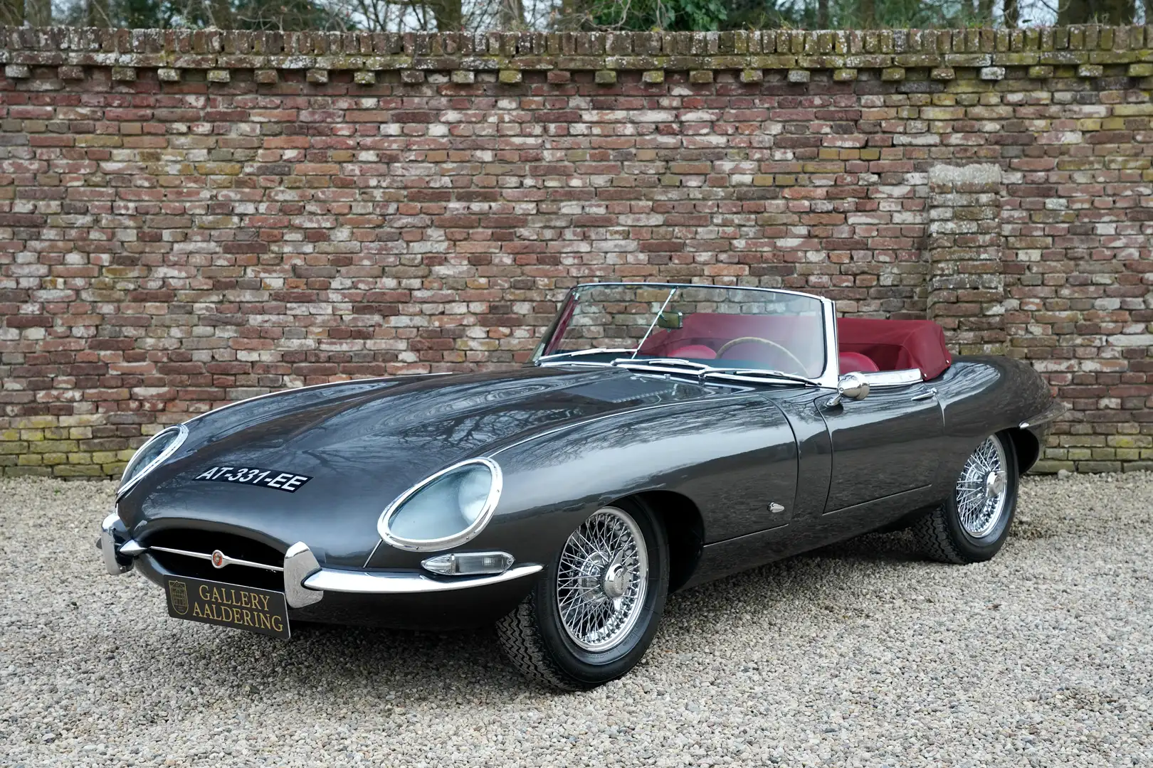 Jaguar E-Type "Outside Bonnet Lock" OTS Series I Highly sought-a Gris - 1