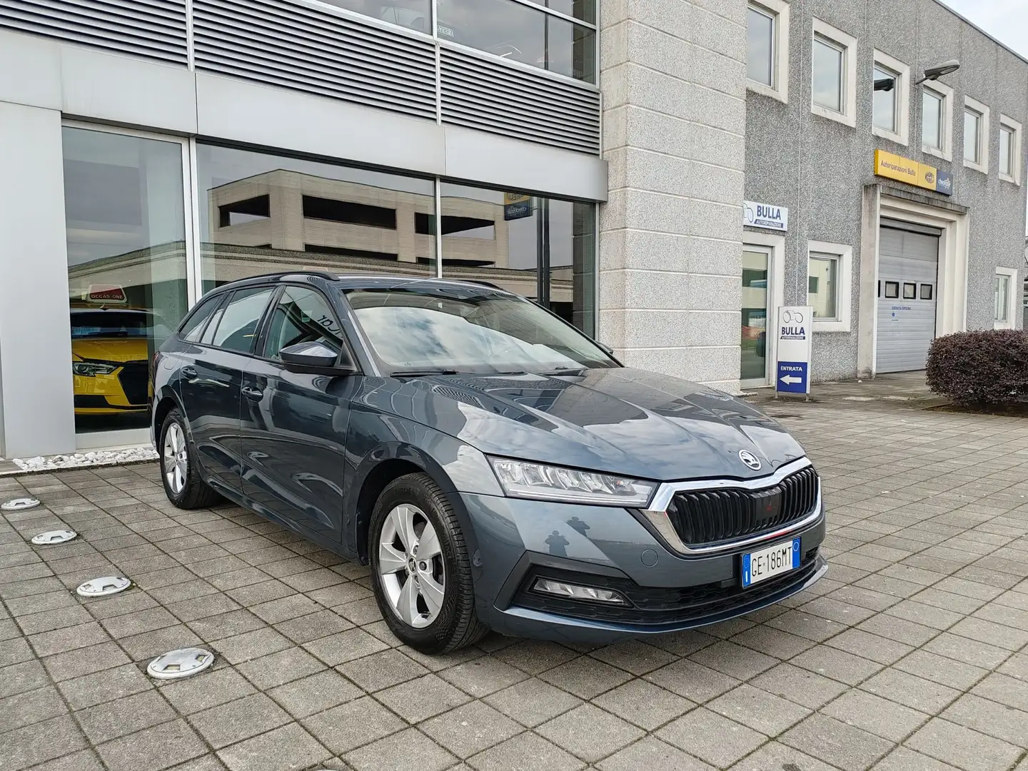 Skoda Octavia 1.5 G-TEC DSG SW Executive Fari LED Navi Sensori Grigio - 2