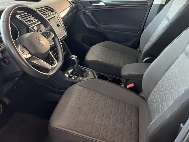 Volkswagen Tiguan view 3