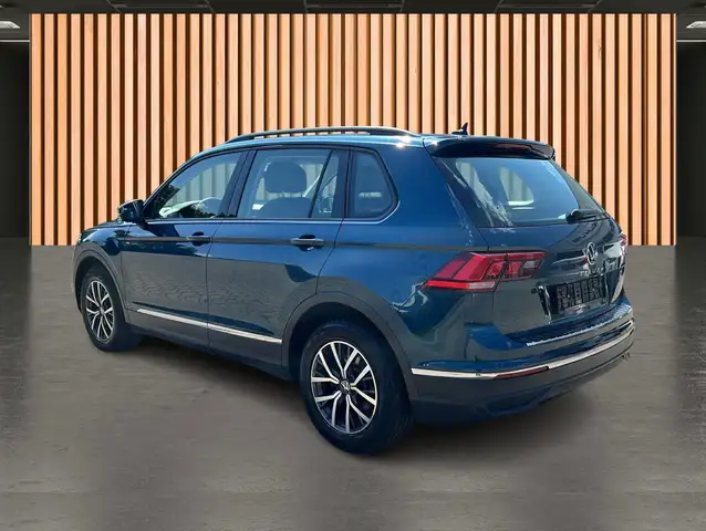 Volkswagen Tiguan view 4