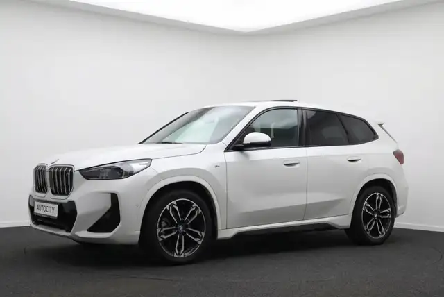 BMW iX1 30 xDrive M Sport 313 pk 100% SOH l Pano l Drive A