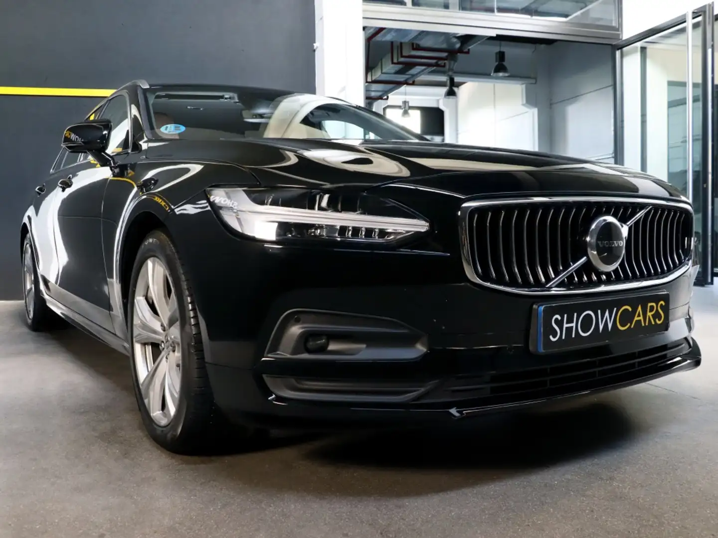 Volvo V90 B4 Momentum Pro Aut. Schwarz - 2
