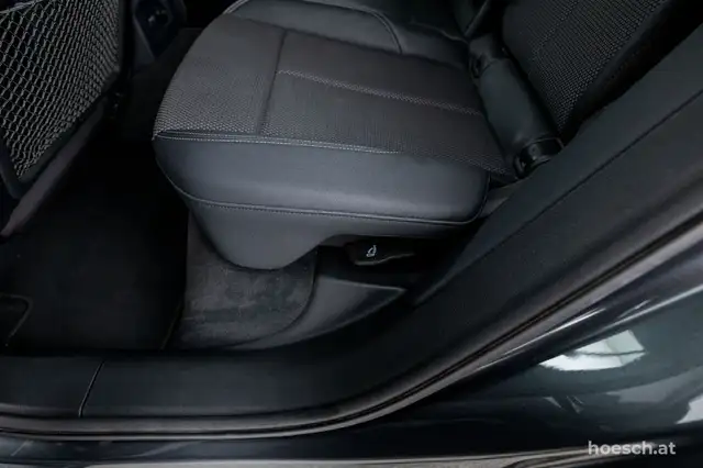 Audi Q5 view 8