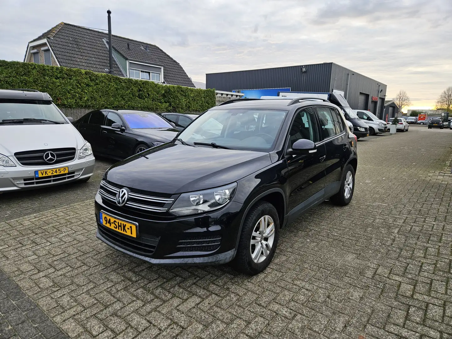Volkswagen Tiguan 1.4 TSI Comfort&Design Zwart - 1