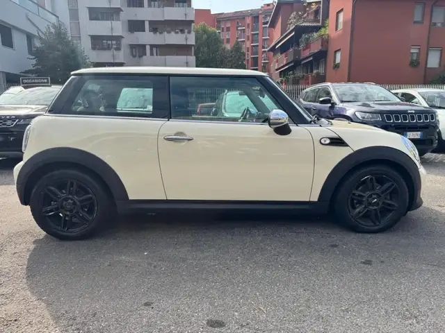 Mini Hatch view 7