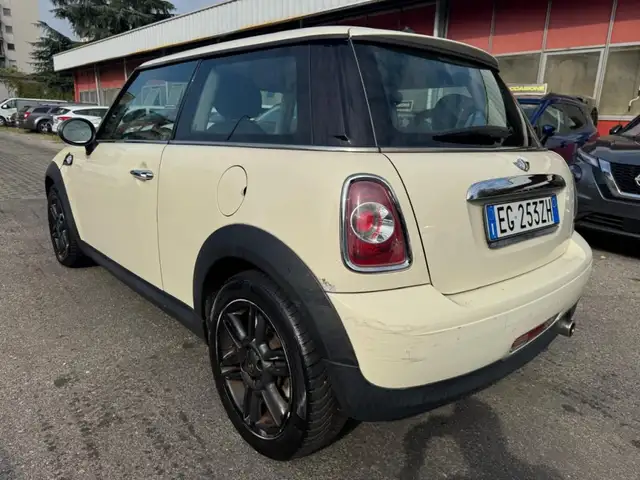Mini Hatch view 6