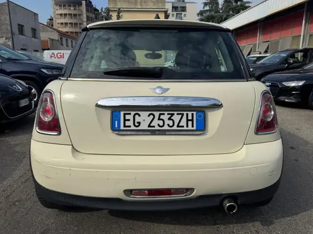 Mini Hatch view 4