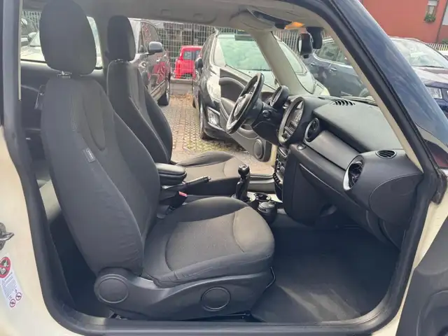 Mini Hatch view 13