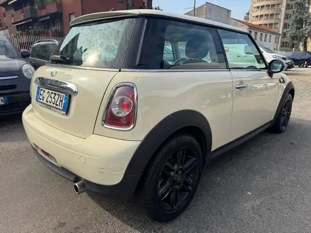 Mini Hatch view 5