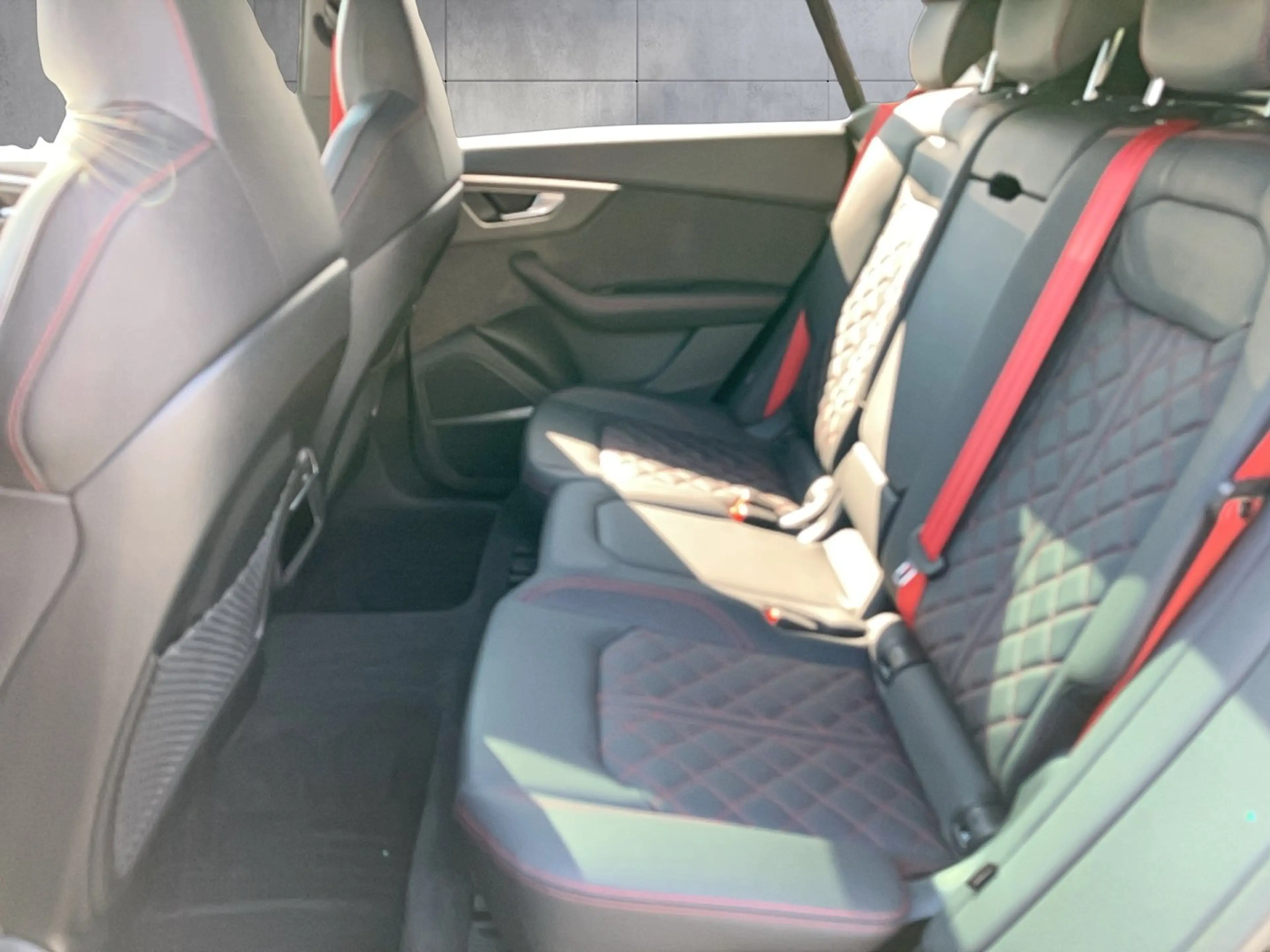 Audi SQ8 TFSI quattro — photo 8